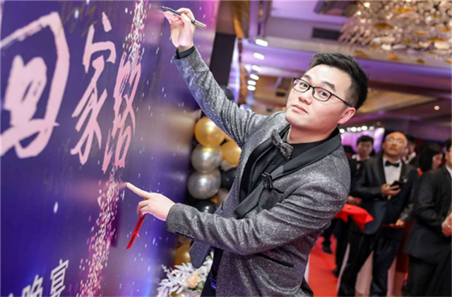 【高光“疫”事】勇敢逆行的特殊“网约车”——富联娱乐90后，用信念打通生命运输线